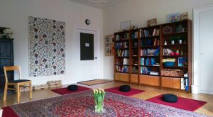 je ziet mijn prettige praktijk waar je kunt leren om beter met je gedachten en gevoelens om te gaan in het Hier en Nu. Meer overzicht en niet meer zo rusteloos en gespannen, niet meer slecht slapen.