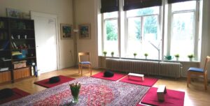 in mijn praktijk is veel rust, en mindfulness daar helpt je tegen je drukke hoofd, dat niet stil staat, je wilt die onrust niet meer. Je wilt meer contact met mindfulness met je lijf en je gevoel.